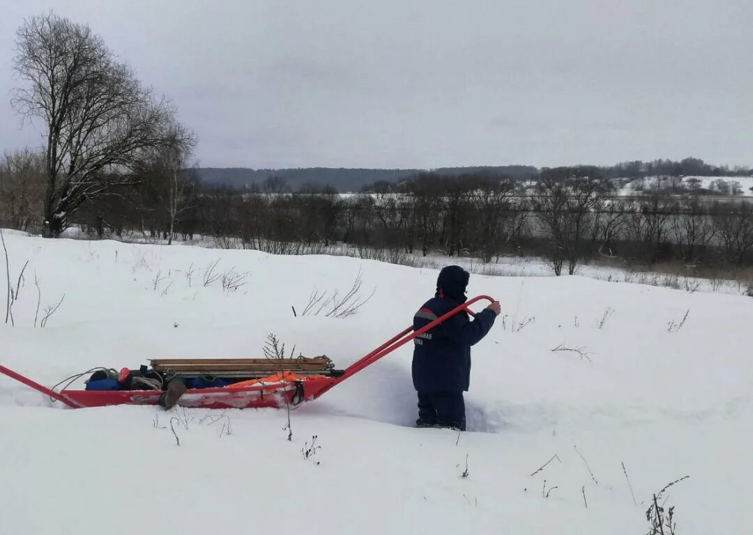 Согбу пожарно спасательный центр смоленск. Подъемник рычажный для вытаскивания утонувшей техники п-931. Палка для доставания утопленников. Приспособление для вытаскивания утонувшей техники. Соревнование Ледорезка из озера.