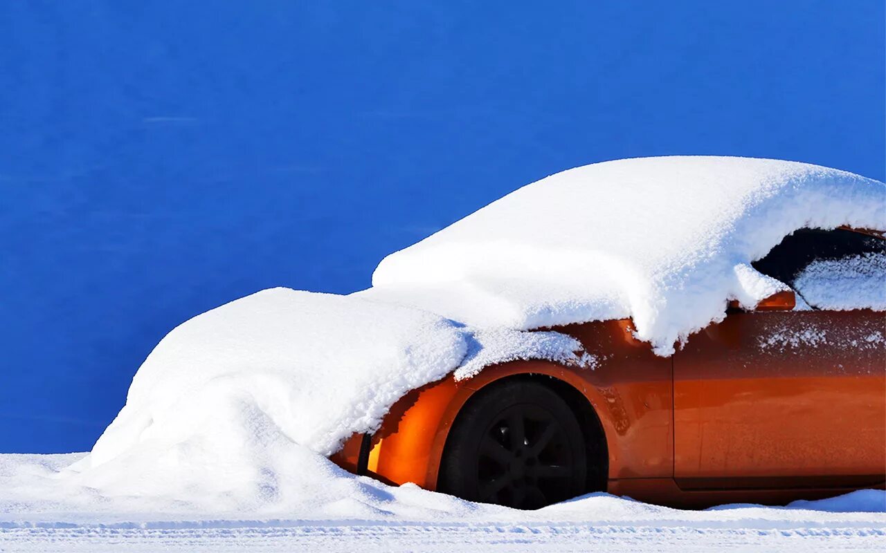 Авто оранжевая зима. Машины на парковке зимой. Снежный дом для машины. Выхлоп машины зимой.