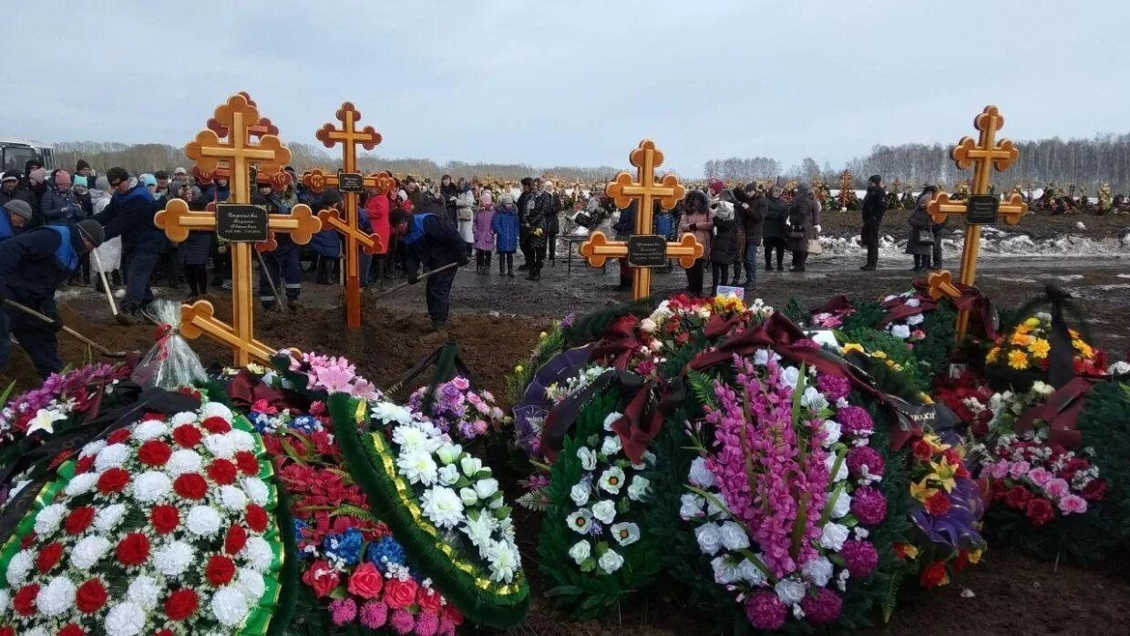 Кемерово мы с тобой. Кемерово трагедия в зимней вишне. Пожар в кемерово в тц зимняя вишня. Трагедия в кемерово сегодня последние. Фотоу крокуса пришли почтить память.