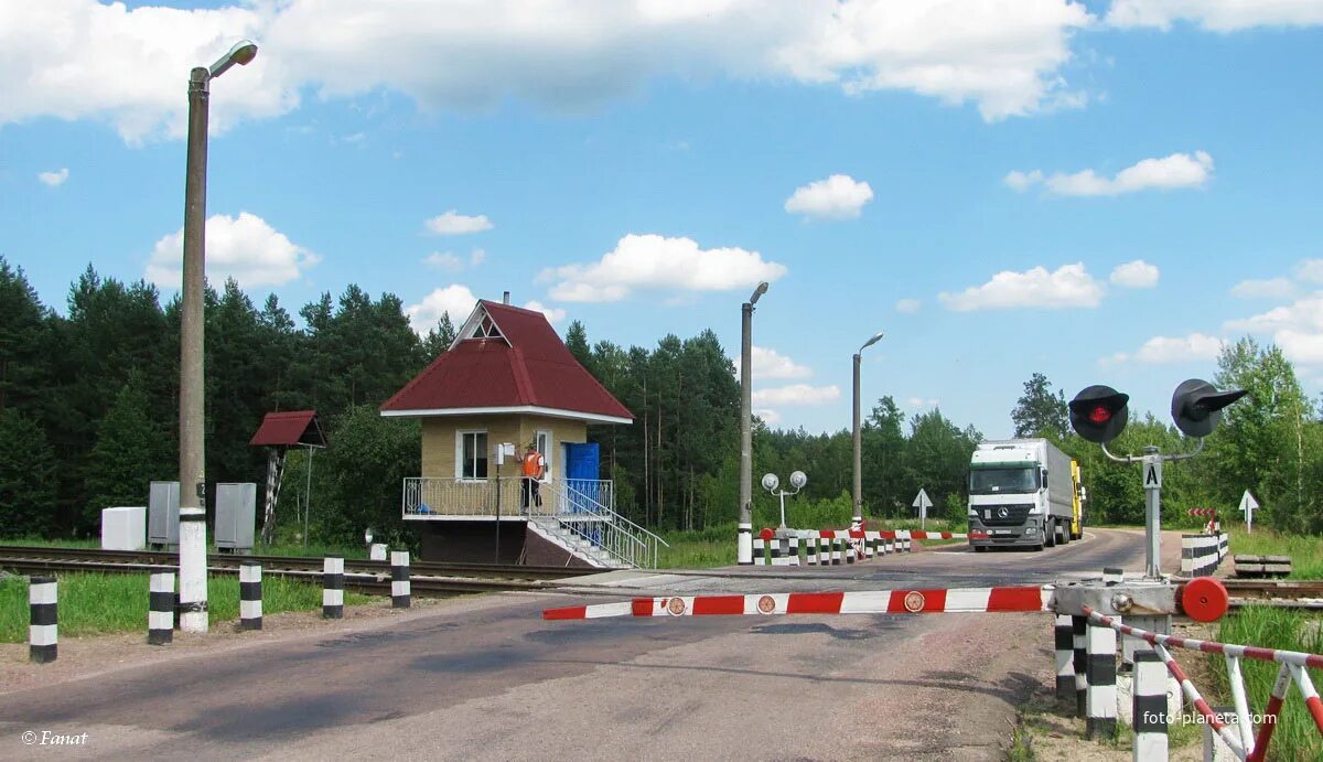 Жд переезды общего пользования. Железнодорожный переезд. ЖД шлагбаум. ЖД переезд. Переезд со шлагбаумом.