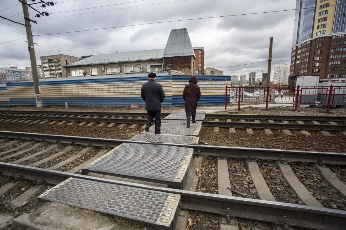 Пешеходный настил через железнодорожные пути. Пешеходный переход через ж.д. пути. Переход через ЖД пути. Настил на железной дороге. Почему все через ж