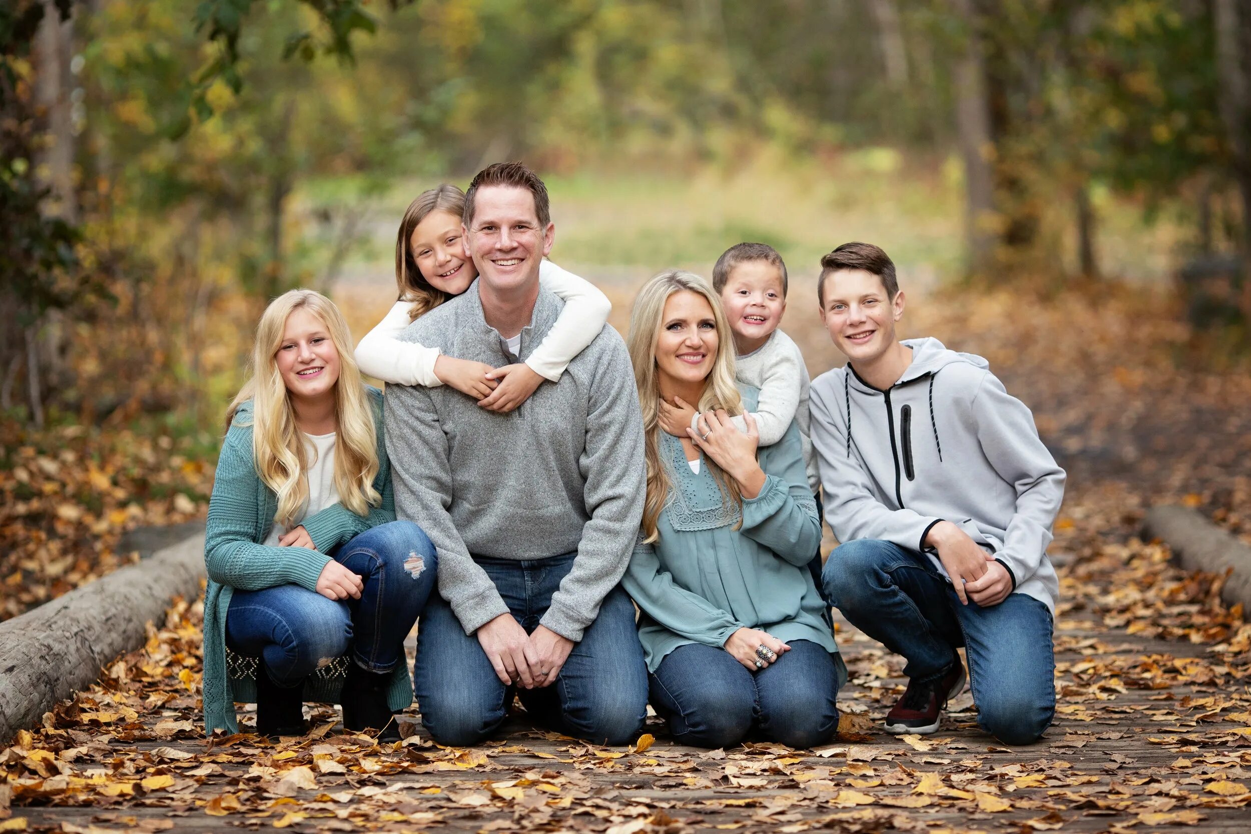 Группа людей. Семья несколько поколений. Разные поколения. Счастливая семья. Семья взрослые дети.
