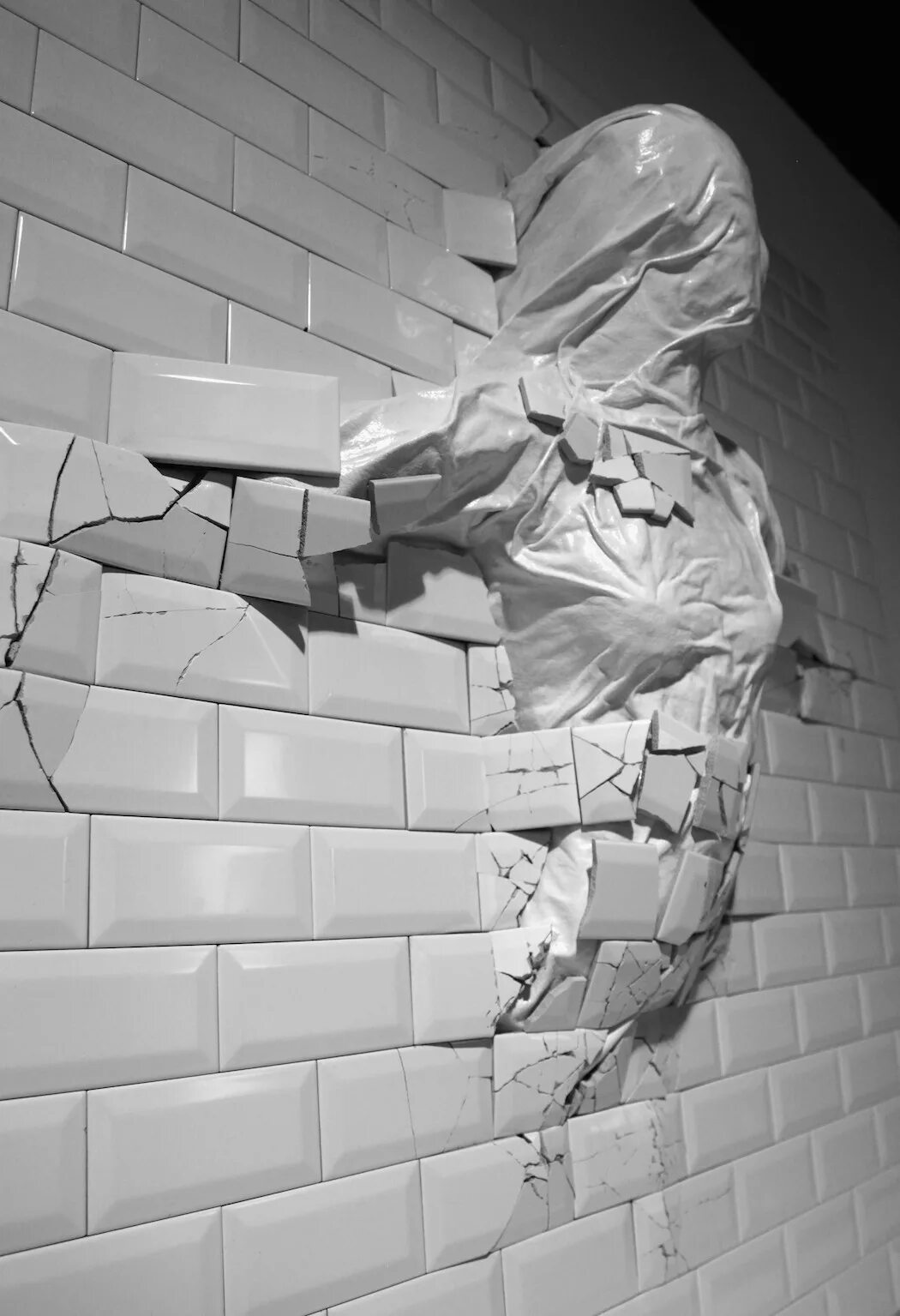 Разбейте стену. Пробитая стена. Инсталляция преодоление себя. Проломленная стена. Фигуры из стены.