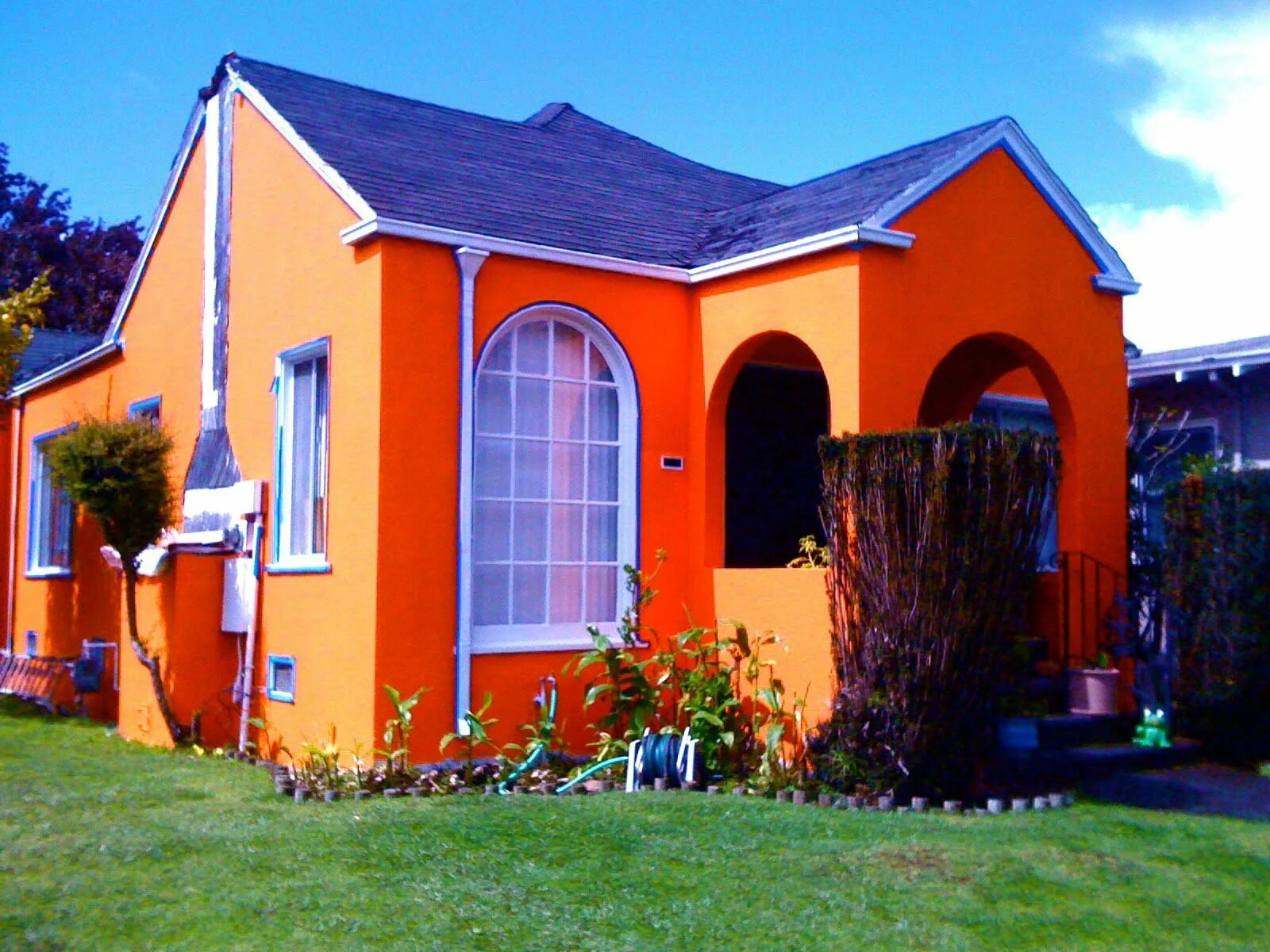 Разноцветные домики. Цветные дома. Оранжевый дом. Разноцветный дом.