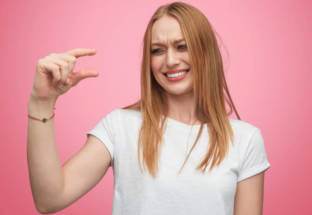 Смартфоны для девочек. Девушка смотрит на размер. Человек на фоне неба. Девушка на природе со спины. Женщина смотрит вдаль.