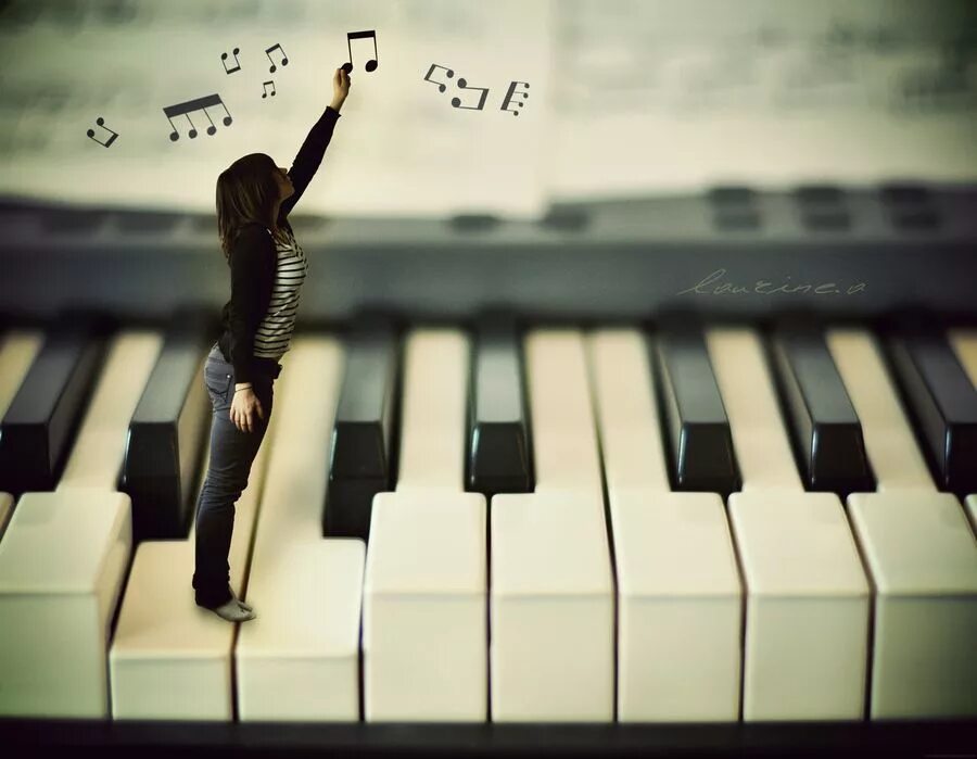 Музыкальное искусство. Красивое пианино. Девушка и пианино. Клавиши пианино. Музыка живи игрой