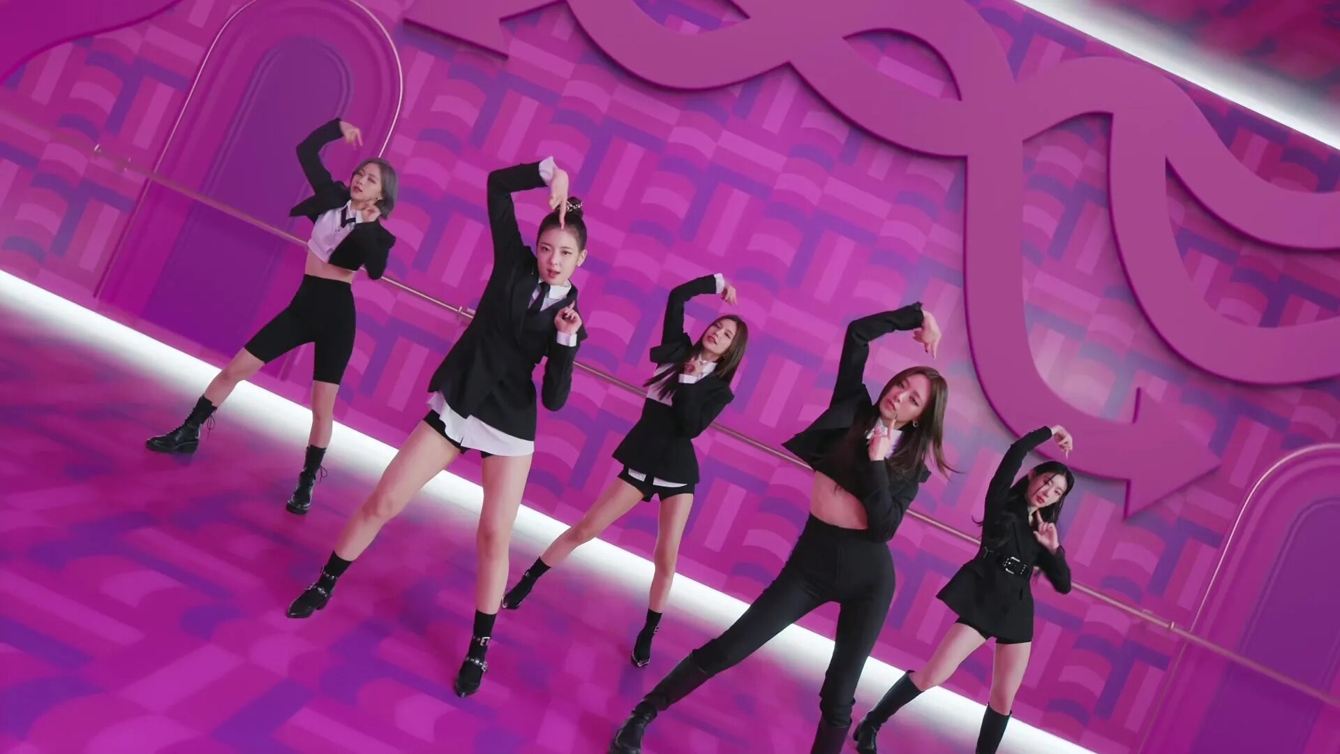 Itzy album. Рюджин itzy. рюджин itzy локо. cheshire itzy рюджин. itzy рюджин фотосессия 2025.