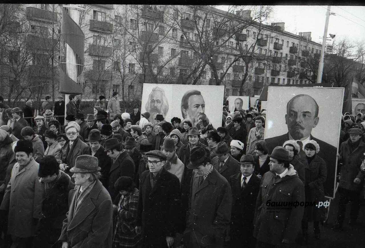 Почему революцию празднуют 7 ноября. 7 ноября революция 1917. день октябрьской революции 1917 года в россии. праздник октябрьской революции 1920. день октябрьской революции 1980.