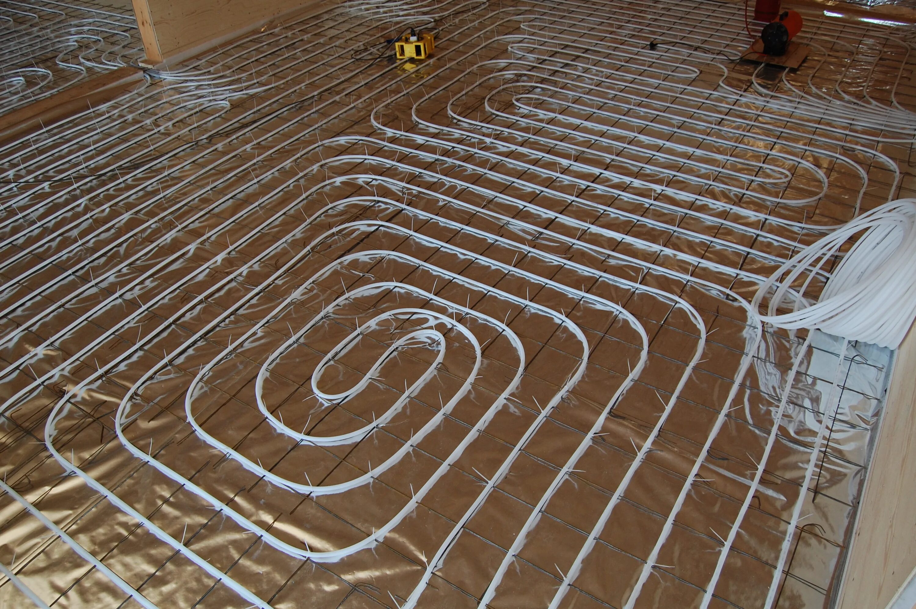 Укладка теплого пола. Водяное отопление в стене. Отопление водоснабжение теплый пол. Теплый пол 60. 0 мм.