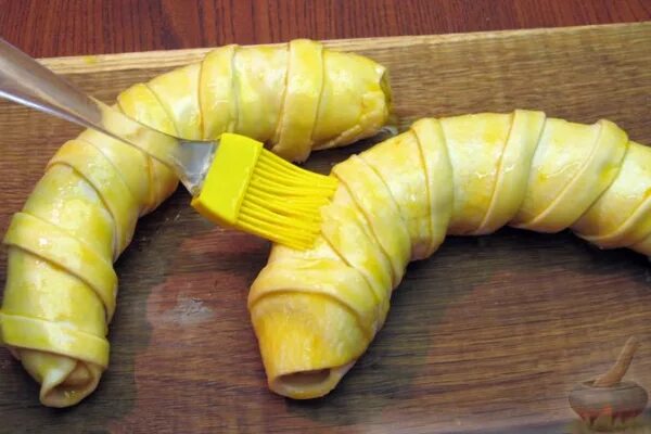 Бананы в тесте. Банан с шоколадом в слоеном тесте. Бананы в тесте. Бананы в кляре. Бананы в тесте.