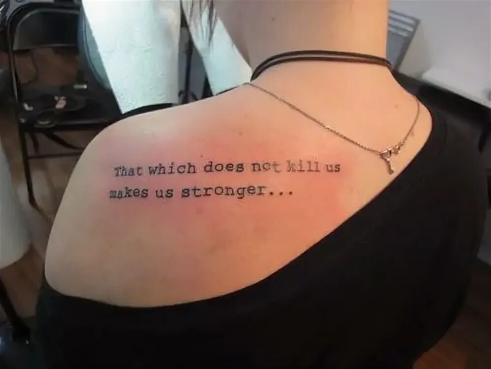 Quod me nutrit me destruit тату. Что не убивает делает сильнее тату. Татуировки надписи на латыни. Я рядом тату на латыни. Надписи на латыни.