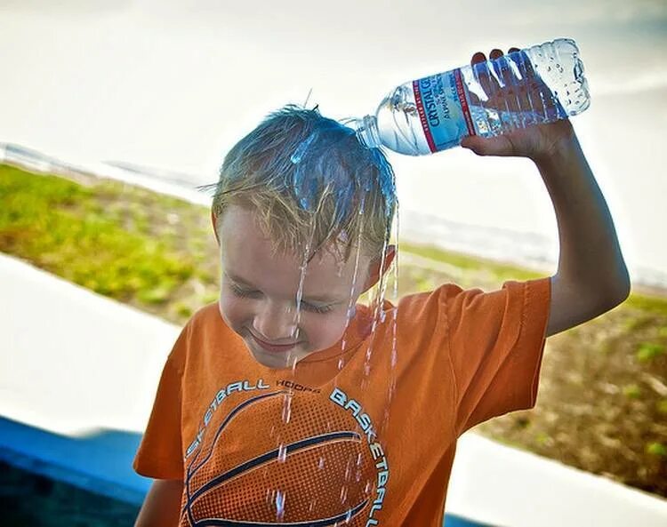 Жаркое лето дети. Мальчики лето жара. Вода в жару. Дети плескаются в воде. Солнечный удар у ребенка.