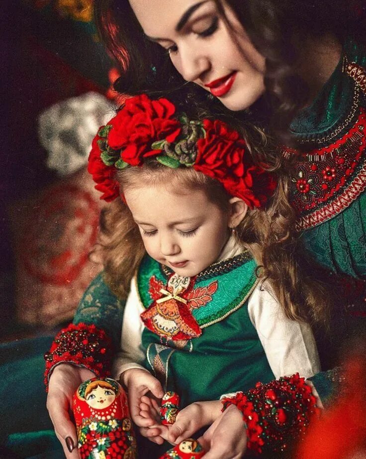 Рус дочь. Дети славяне. Девочка со старшей сестрой. Елена перминова дочь арина. Мама с дочкой крупный план.