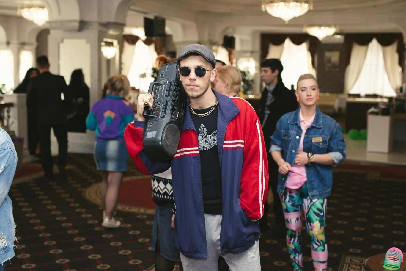 Стиль 90х. Вечеринка 90 е. Корпоратив в стиле 90-х. Вечеринка лихие 90-е. Тематическая вечеринка в стиле 90-х.