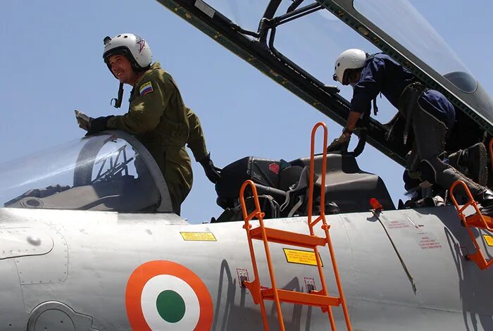 летчик испытатель зарплата. тарнаев - летчик испытатель. бирюков владимир викторович. летчик штурман. мс 21 андрей летчик.