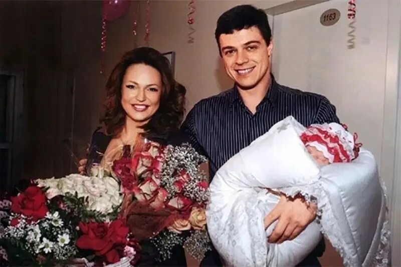 Семейное положение аллы. Муж аллы довлатовой алексей борода. алла довлатова и алексей борода. алла довлатова муж. алла довлатова и ее муж алексей борода.