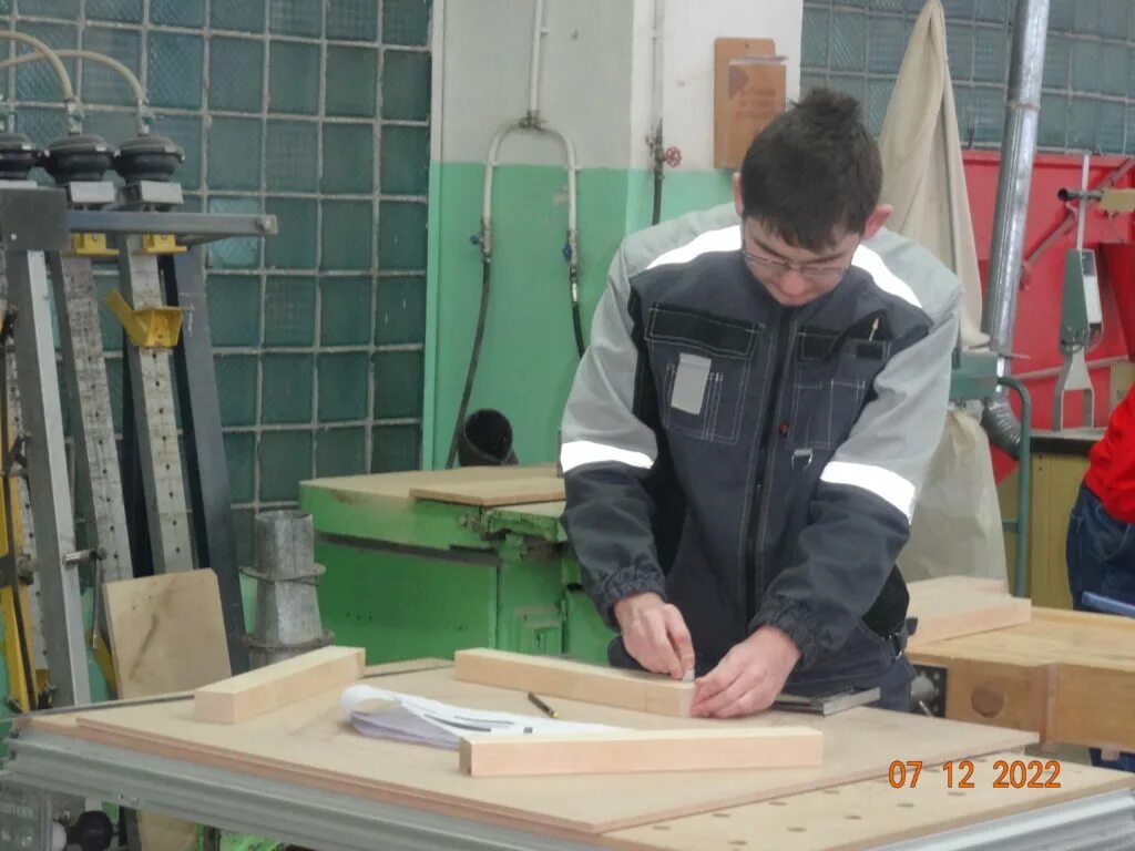 Столяром в иваново. Профессия столяр. Труд коломна. Столяр станочник. Столяром в иваново.