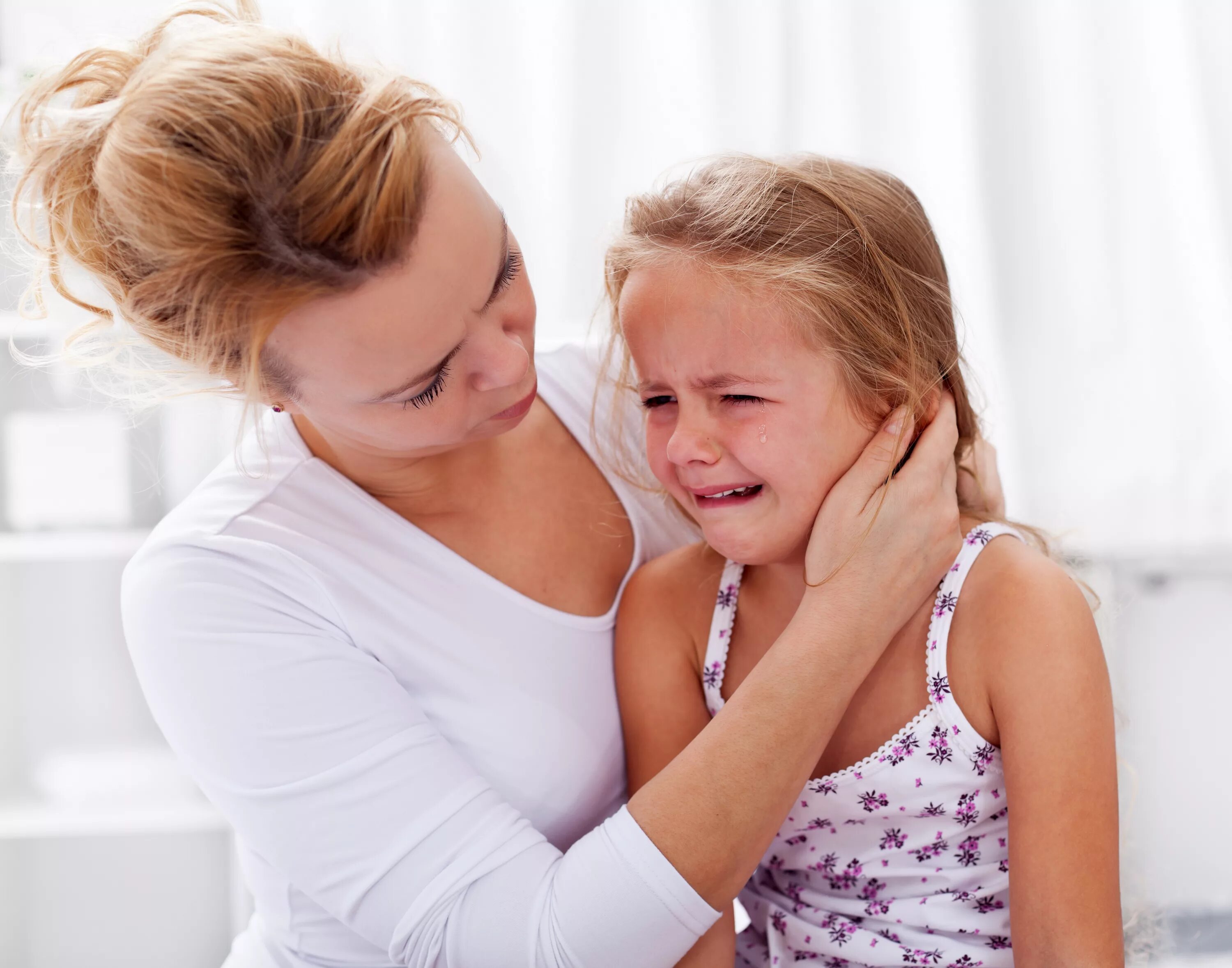 Mother has a daughter. Мама жалеет ребенка. Родители успокаивают ребенка. Мать утешает ребенка. Мама успокаивает плачущего ребенка.