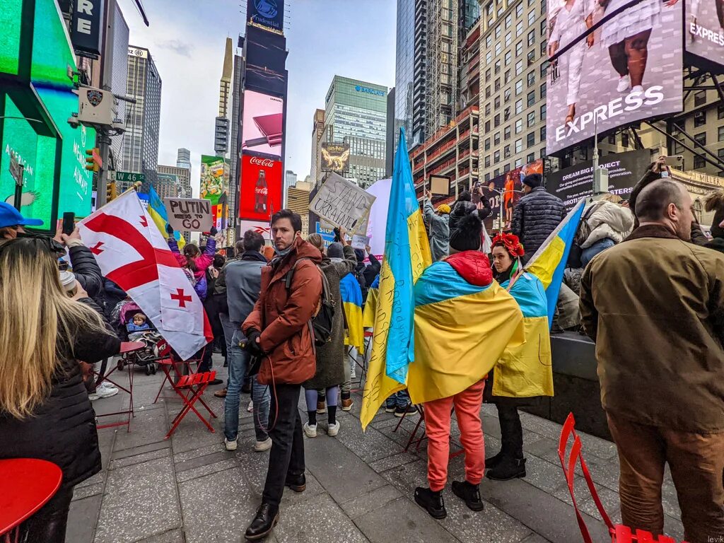 Россия и украина когда закончится последние. Моква демонстрация в поддержку Укранины. Демонстрация в Ванкувере в поддержку Украины. Украина русская земля. Цвета в поддержку Украины.