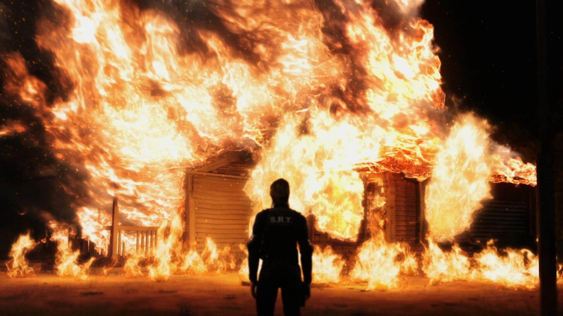 Горят впереди. Резидент эвил горящий дом. Человек на фоне горящего дома. Человек с горящим домом. Горящий дом.