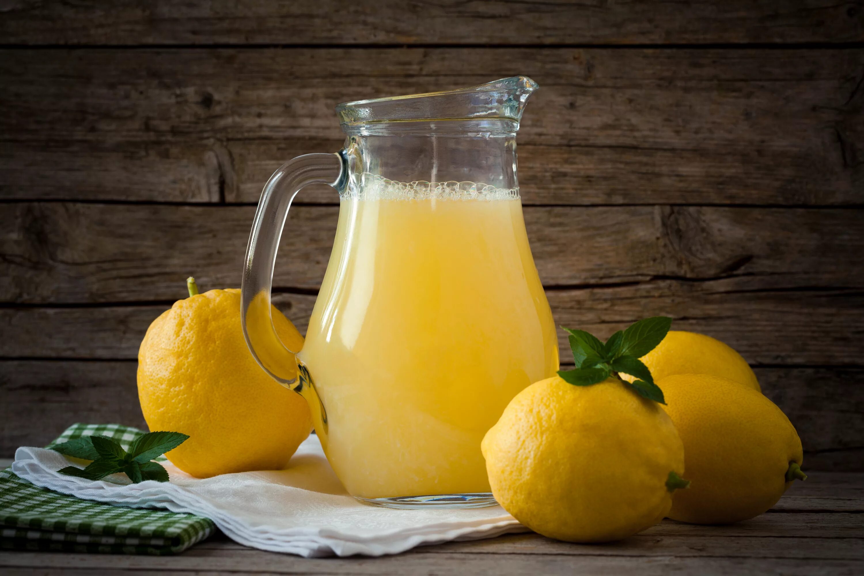 Лимонный сок из лимонов. Лимонный лимонад. Домашний лимонад лимонный. Лимонад Limon. Кувшин для сока.