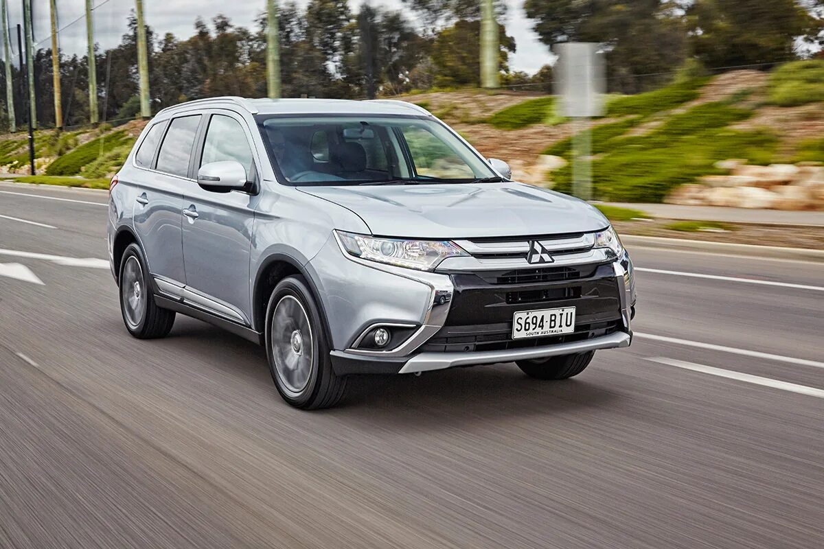 Mitsubishi outlander 2015 год. Митсубиси Аутлендер 2015. Митсубиси Аутлендер т2015. Митсубиши Аутлендер 2015. Mitsubishi Outlander 2015 года.