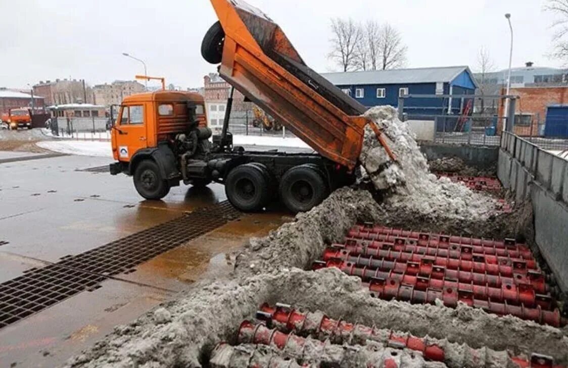 Куда вывозят снег. Вывоз снега в поле. Куда можно вывозить снег. Снежный полигон. Вывоз снега.