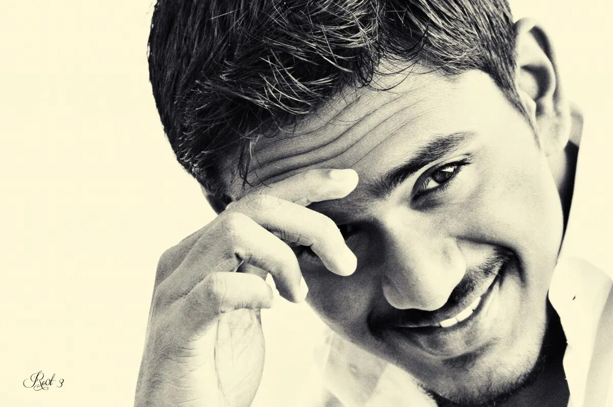 Человек ржет. Мужчина смеется. Смех парня. Улыбка мужчины. Дженсен эклз артист.