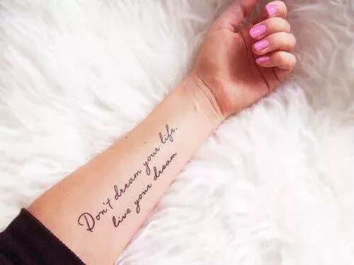 Я хочу на руки на английском. Татуировка мечты сбываются. Тату надпись на руке для девушек. Тату надпись мечты сбываются. Тату надпись мечты сбываются на латыни.