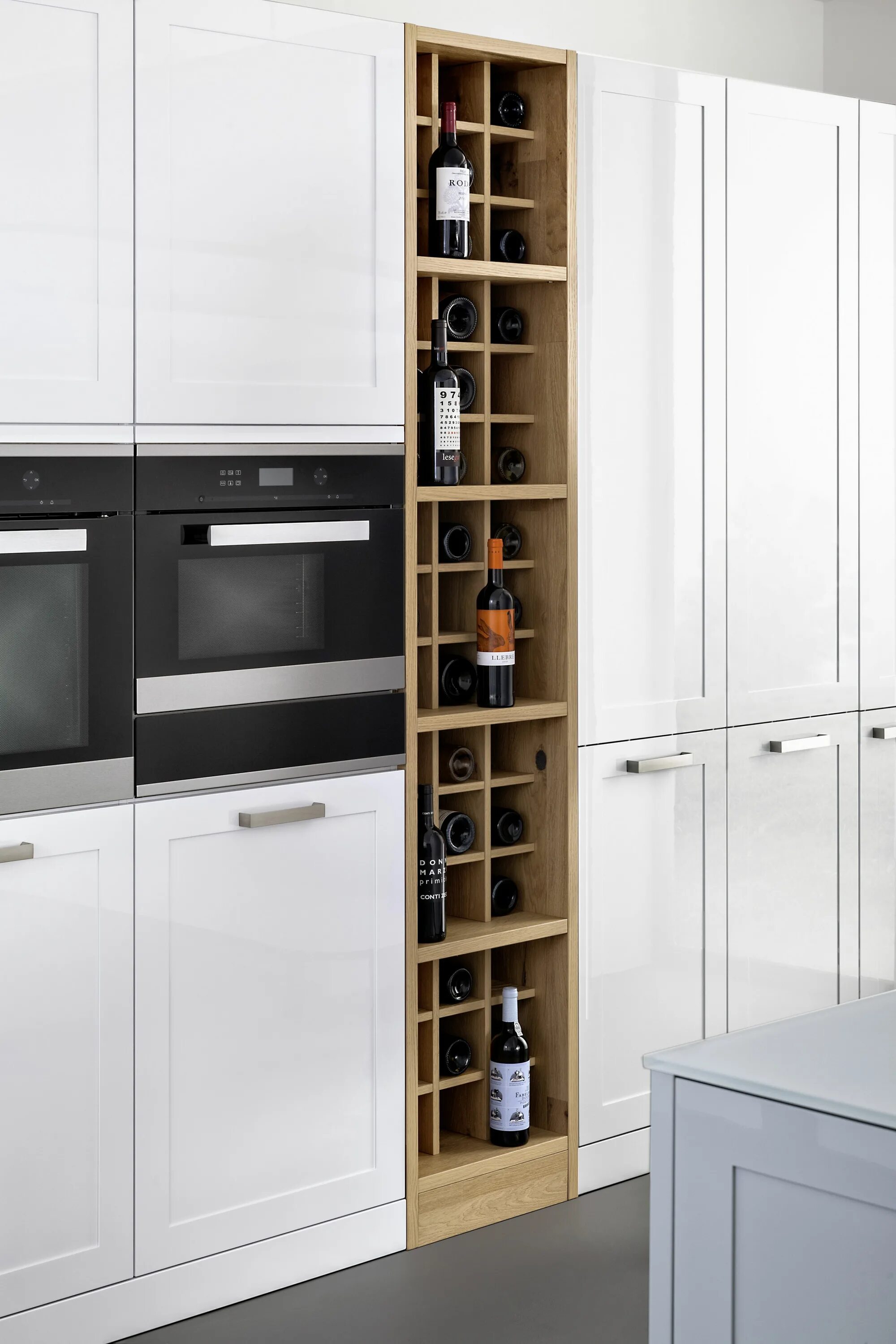 Шкаф пенал для кухни. Ikea бутылочница. Кухня leicht Carre. Открытая бутылочница для кухни. Шкаф на кухню.