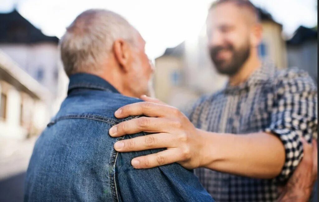 Бабушка и дедушка. Пожилой отец. Пожилой папа. Старый отец. Отец старик седой.