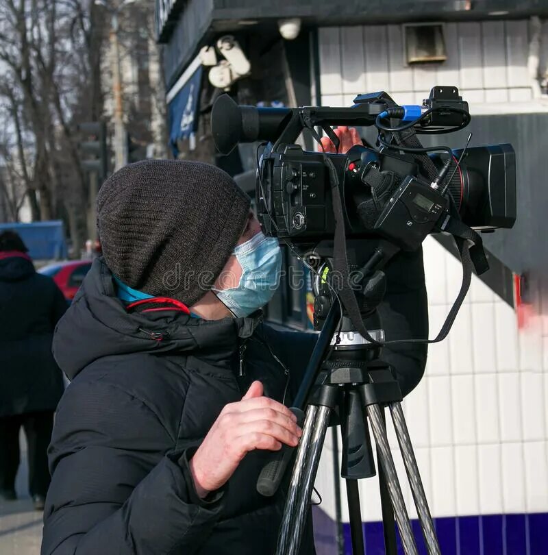 Оператор использует. Камера профессиональная для новостей. юный оператор.