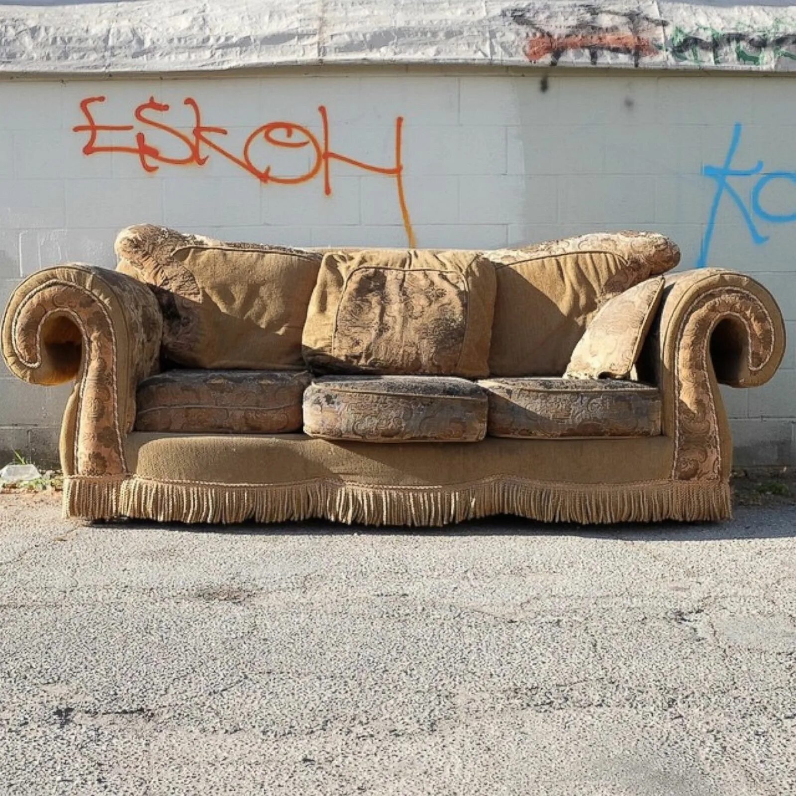 Рваный диван. Старый диван. Старый рваный диван. Потертый диван.