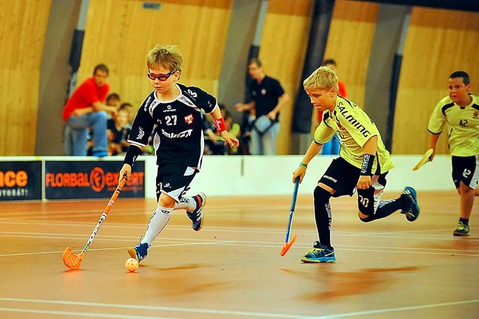 Floorball. Флорбол игра. Флорбол детский. Флорбол с дошколятами. Фролбол деьи.