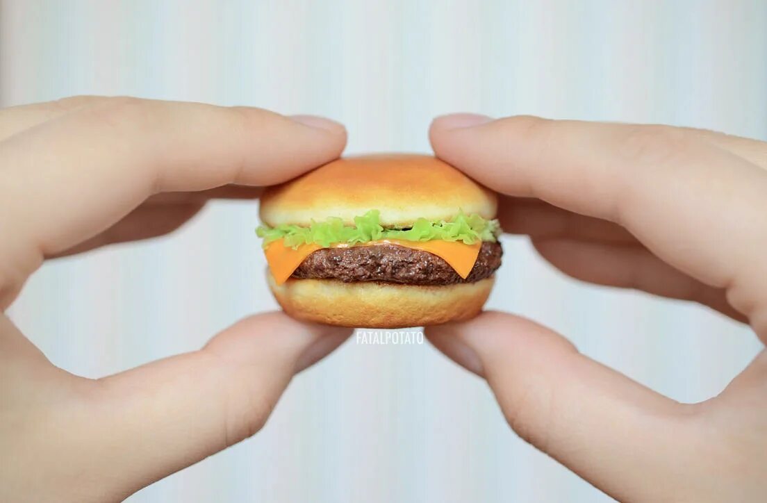 Гамбургер маленький. Самый маленький бургер. Самый маленький гамбургер в мире. Крошечный бургер. Гамбургер самому