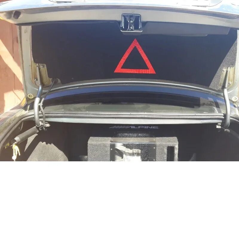 Как установить крышку багажника. Крепление крышки багажника ваз 2107. Доводчики багажника ваз 2106. Газовые упоры багажника ваз 2106. Как установить крышку багажника.