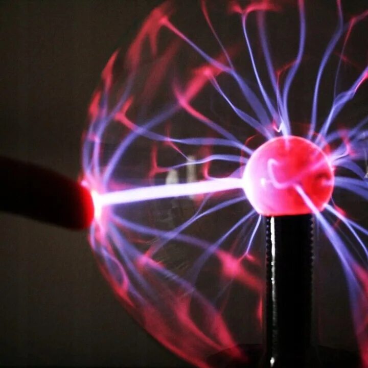 Плазма шаров. Ночник "Plasma Light" плазменный шар. Плазменный шар Тесла. Ночник шар с молниями. Самый большой плазменный шар.