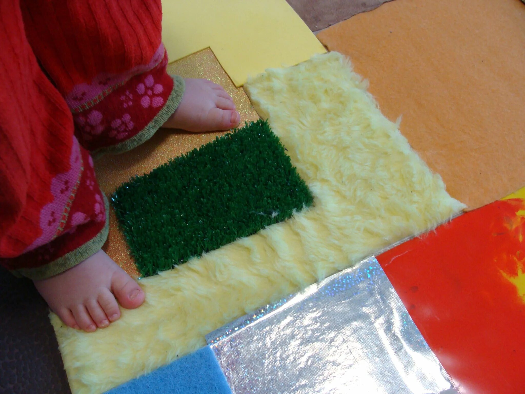 мешки из ковролина. отрезать ковролин. укладка ковролина. стык линолеума. ковролин обрезки.