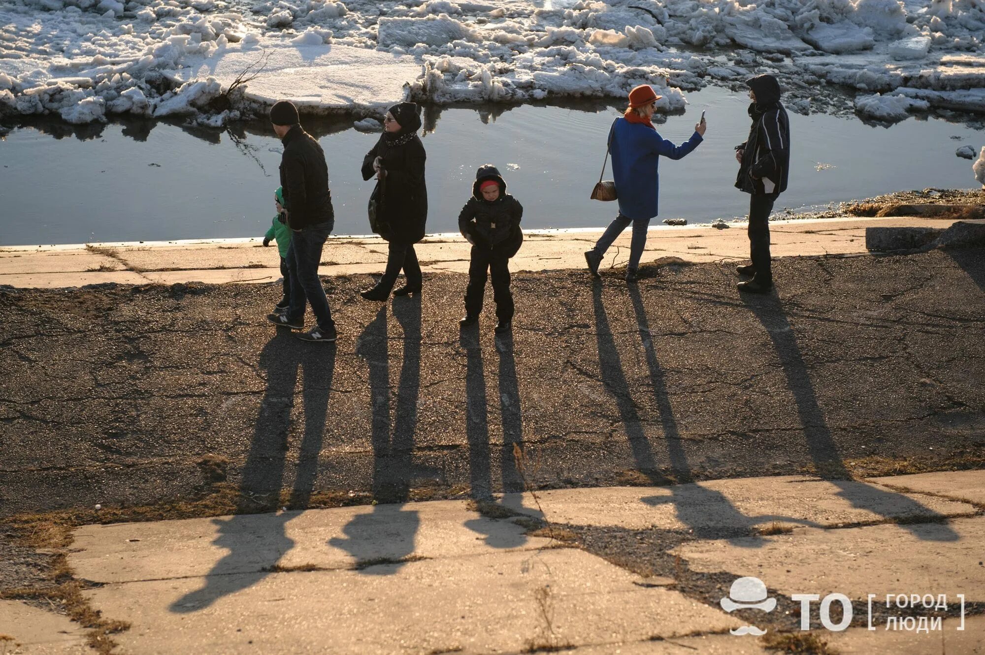 Где пошел лед. Ледоход и люди. Фотосессия на ледоходе. Лучшие фото недели. Ледоход мост.