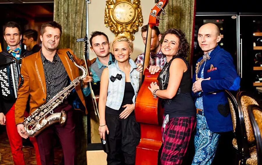 группа фрукты фото. группа фрукты ургант. группа fruktы солистки. группа фрукты 2019 концерт. группа фрукты вечерний ургант.