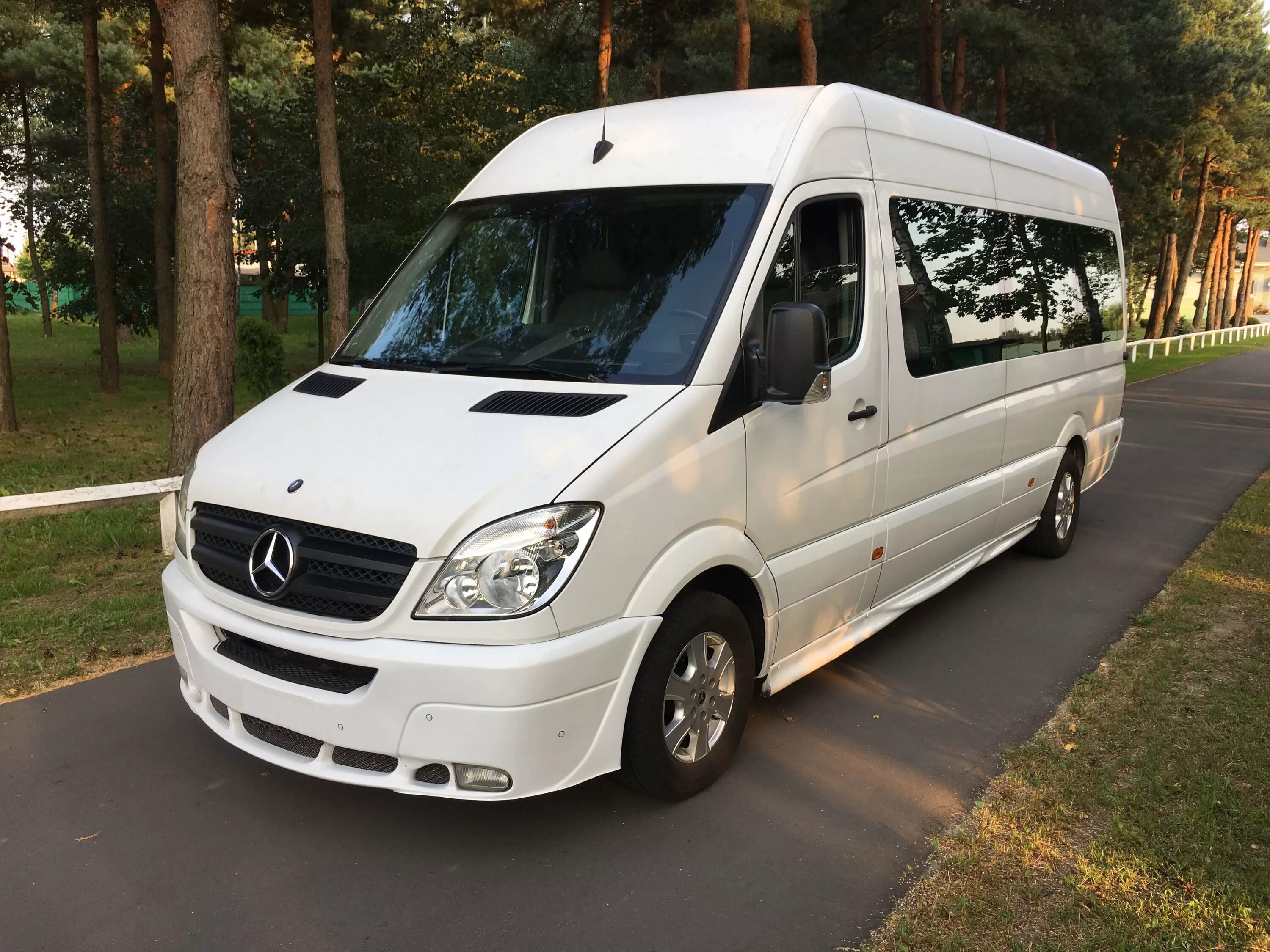 Микроавтобус напрокат. Микроавтобус мерседес спринтер. mercedes-benz sprinter white. мерседес спринтер белый. бусик мерседес спринтер.
