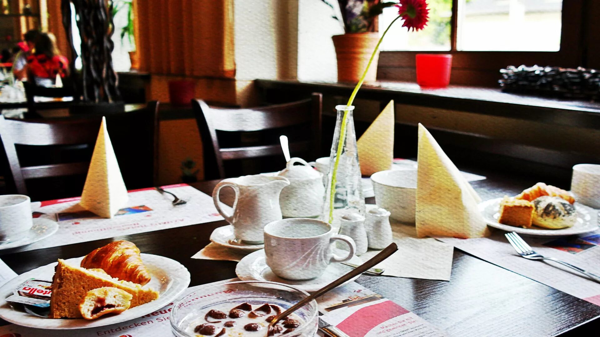 Стол с едой. Разная еда. Сервировка стола с блюдами. Комплексный обед. Столик для еды.