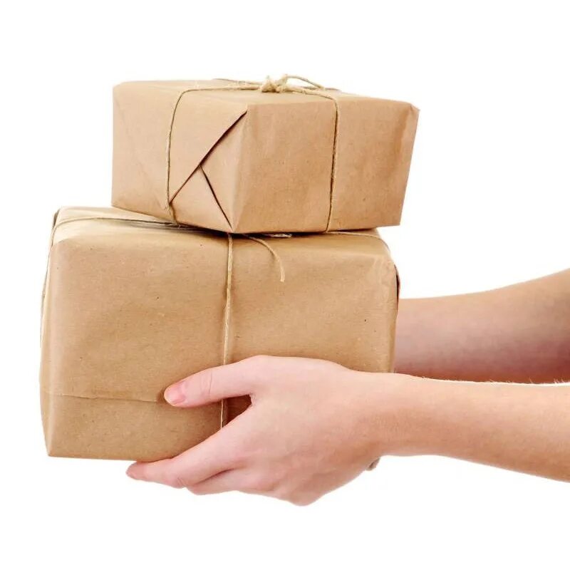 Покупатель с коробками. Передать посылочку. Посылка в руках. Руки держат коробку. Открывает посылку.