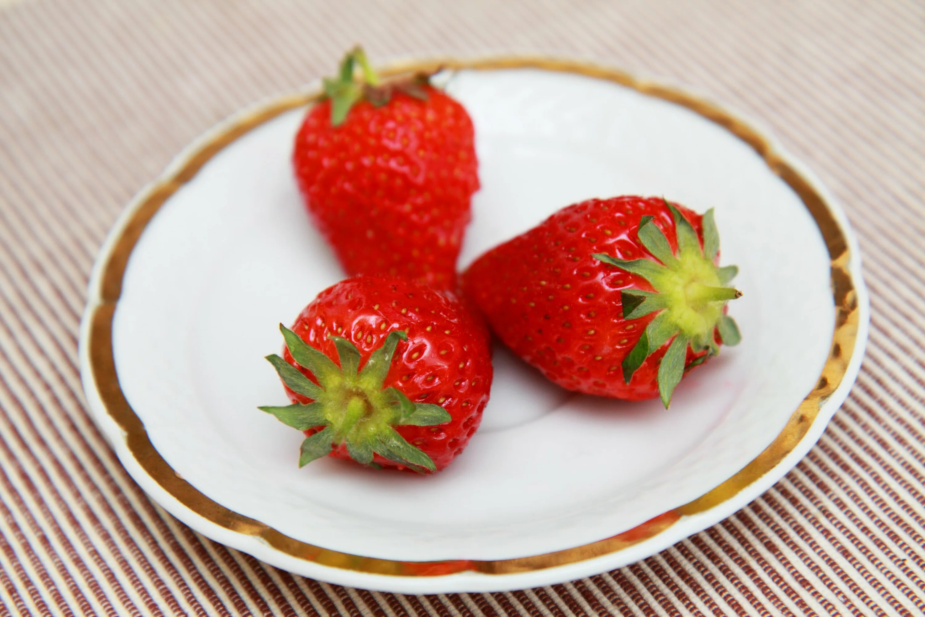 Emojilar. Клубника красная варежка. Клубника на белом фоне. Клубника иллюстрация. Клубника маджестик.