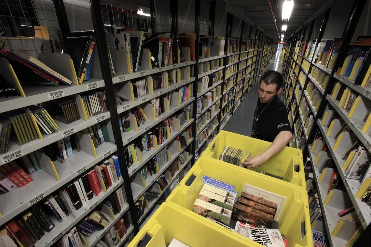 Работник книжного из электрогорода. Продавщица в книжном магазине. Покупатель в книжном. Покупатели в книжном магазине. Аниме работник книжного из электрогорода.