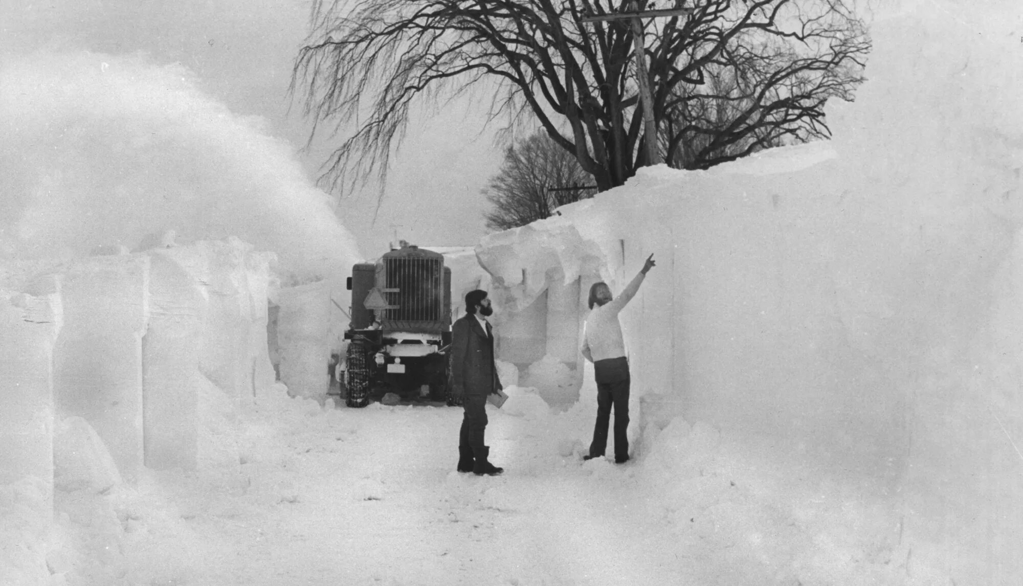 Снегопад в Буффало в 1977 году. Снежная метель в Иране в 1972 году. Баффало, США 1977. Снежная буря в США 1977г.