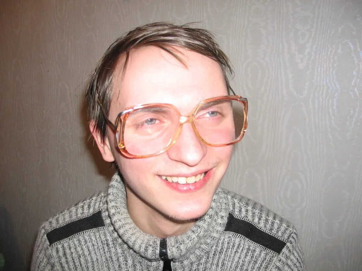 Елизавета новикова библиотекарша. Некрасивый но умный. Очкарик ботан. Самийе никрасивийе парни. Некрасивый но умный.