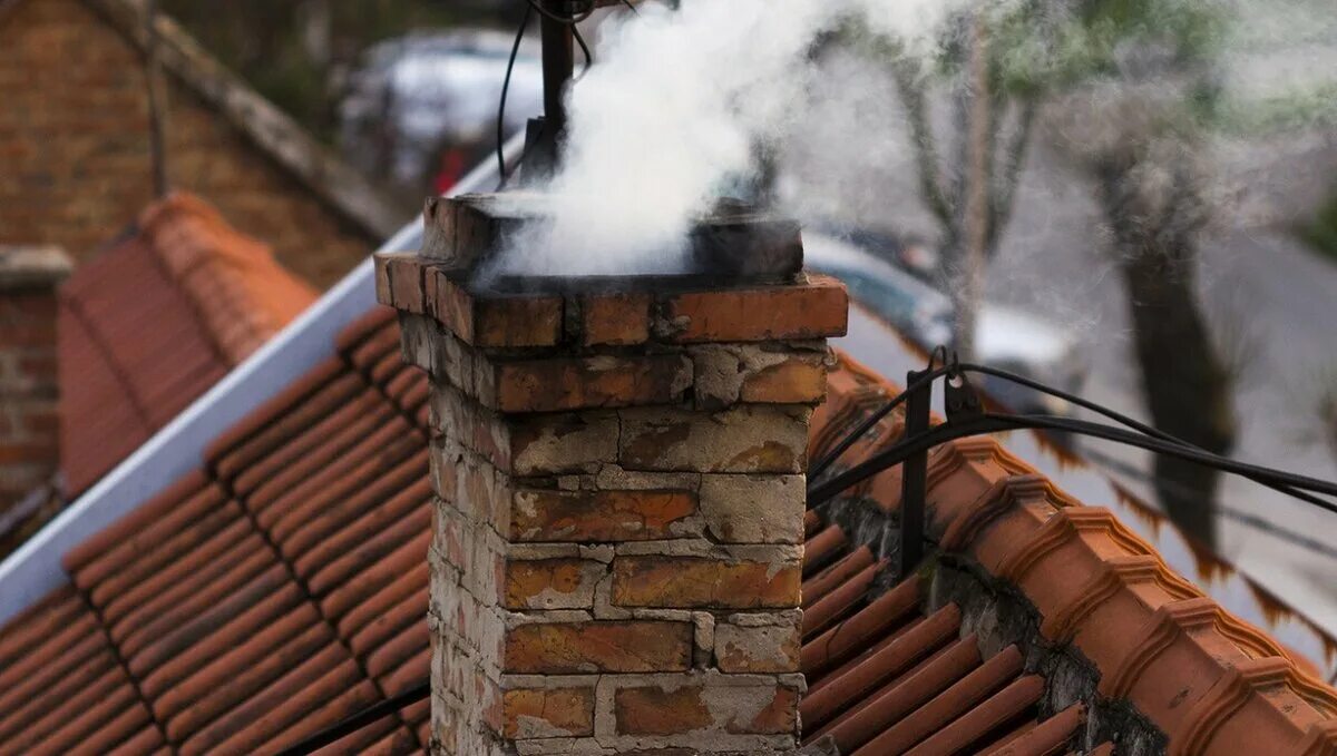 Почему печные трубы. Печная труба. Дымоход на чердаке. Дымоход на крыше. Теплоизоляция кирпичных дымовых труб.