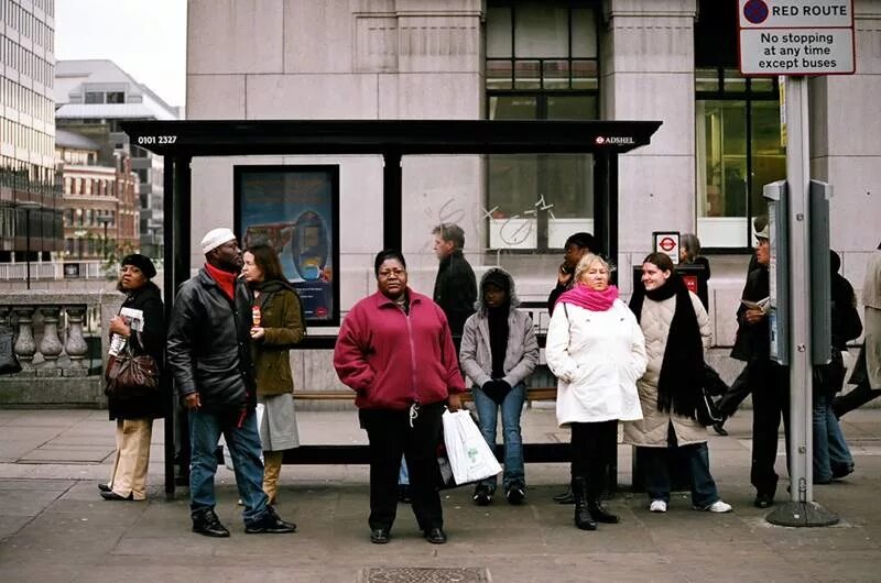 люди ждут на остановке. люди на остановке. девушка ждет автобус. люди стоят на остановке. люди ждущие автобус.