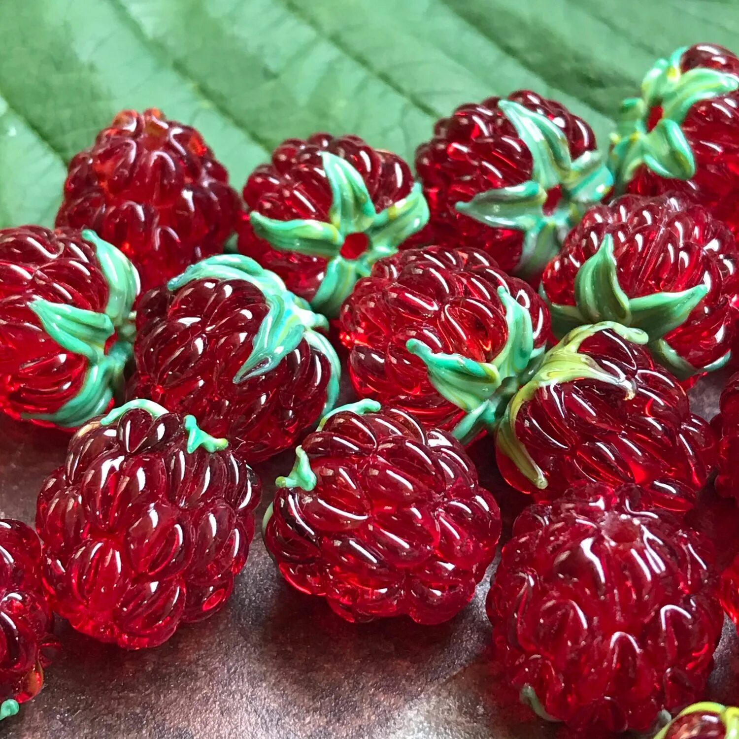 Малина ремонтантная куст. Малина обыкновенная куст. Ягодник малина. Бусины малиновые. Малина кустарник.